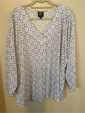 Bobeau White and Light Blue V-Neck Pleat Front Top